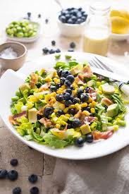 Sommersalat Mit Blaubeeren Edamame Und Honig Dressing Zimtkeks Und Apfeltarte Rezept In 2020 Salat Mit Fruchten Edamame Sommersalat