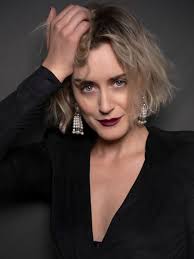 Her father's name is robert j. Taylor Schilling Style Clothes Outfits And Fashion Celebmafia