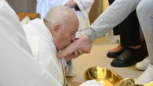 Em Roma, Papa Francisco lava os pés de 12 detentas de prisão feminina