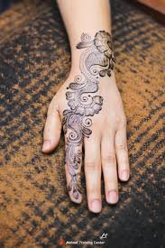 تصميم الحناء هذا جميل جدا وسهل التطبيق يمكنك تطبيق تصميم الحناء على يدك يوم العيد Henna Hand Tattoo Hand Henna Hand Tattoos