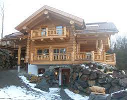 rundstammhaus mit gemauertem keller kanadische blockhauser handgemacht in osterreich von oberkarntner rundholzhaus gm log cabin house in the woods log homes