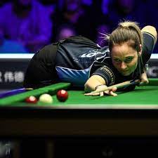 Bbc sport presenter reanne evans shows off the snooker practice area at the crucible. Wpbsa Com Wp Content Uploads Evansshootout1 600