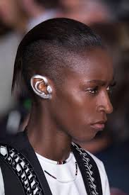 Coiffure afro naturel court idée coiffure cheveux crépus courts. Cheveux Crepus Frises Ou Lisses 21 Idees De Coiffure Dont S Inspirer Madame Figaro