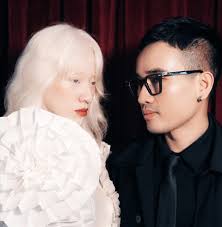 Người mẫu bạch tạng trình diễn bộ sưu tập của nhà thiết kế Hà Duy