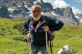 Questa volta cesare ha firmato il libro di vetta della scalata sulla sua vita. Assegnato A Cesare Maestri Il Premio Solidarieta Alpina Trento Trentino