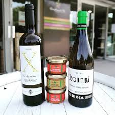 Conduire en espagne avec un permis américain est autorisé tant que vous avez un idp. Hola Amigos Pour Un Vendredi Aux Couleurs De L Espagne On Vous Propose Ces Jolies Bouteilles De La Bas Et On Souhaite Une Bonne Fe Wine Bottle Drinks Bottle