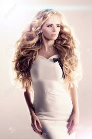 Modell Mit Langen Haaren Blonde Waves Curls Hairstyle Hair Salon Hochsteckfrisur Mode Modell Mit Glanzendem Haar Frau Mit Gesunden Haaren Madchen Mit Luxuriosen Haarschnitt Haarausfall Madchen Mit Haar Volumen Lizenzfreie Fotos Bilder Und