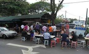 Kari kepala ikan yang pekat berempah, pedas, masam, semua cukup rasa. Koleksi Viral Anuar Kari Kepala Ikan Bawah Pokok Facebook