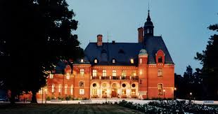 Årets stjärnor på slottet är skådespelarna ola rapace, kjell wilhelmsen och shima niavarani, konstnären ernst billgren och artisten charlotte perrelli. Stjarnorna Pa Slottet 2020 Vilket Slott