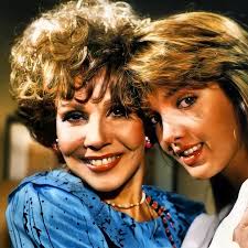 LILIA PRADO INTERPRETO A RAQUEL QUINTANA EN LA TELENOVELA DE 1988, "DULCE  DESAFÍO" SIENDO ESTA UNA DE SUS ULTIMAS APARICIONES ARTISTICAS. EN LA  FOTOGRAFÍA JUNTO A ADELA NORIEGA.