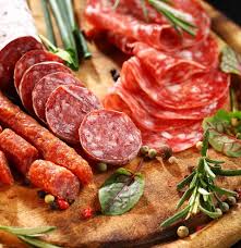 95% carne, 5% (sare, o leguma, condimente, un strop de ulei de masline, si un pic de timp la dispozitie! Tot Ce Trebuie SÄƒ Stii Despre Salamul De VarÄƒ Un Produs Preferat Al Romanilor