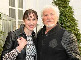 Hugues aufray, avis de mistral : Hugues Aufray A 90 Ans Il S Installe Enfin Avec Sa Maitresse Muriel Femme Actuelle Le Mag