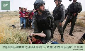 以色列国防军（希伯来语：צבא ההגנה לישראל‎， tsva hahagana leyisrael，字面意思为保卫以色列的陆军，英语：israel defense forces, idf），通常缩写成tsahal（צהל‎），是以色列的军队名称，由陆军、空军和海军组成。也有其他一些准军事的部门负责不同层面的以色列国家安全（例如边界警察和内部安全局）。 éª'å£«æ–°é—» ä»¥è‰²åˆ—å†›é˜Ÿé€®æ•åœ¨çº¦æ—¦æ²³è¥¿å²¸ä¸¾è¡Œç¤ºå¨æ¸¸è¡Œçš„å¤–å›½æ´»åŠ¨å®¶ å·´å‹'æ–¯å¦ çº¦æ—¦æ²³è¥¿å²¸ ä»¥è‰²åˆ— Facebook