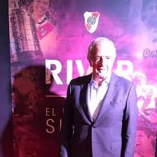 Se trata del argentino, ariel holan, quien tiene una carrera desde el 2015 como estratega, y que le ha permitido ganar la liga de chile con la universidad católica, y la copa holan de 60 años arrancó su trayectoria como timonel en 2015 dirigiendo a defensa y justicia del futbol de argentina. Holan Hablo Sobre Los Rumores De Su Salida De Independiente Doble Amarilla