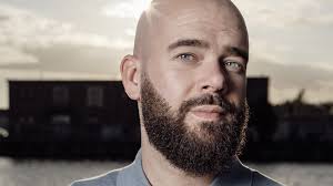 Parel van de provincie: Out Loud in Haarlem, een stalen zuil met daaromheen  een slinger van lege lachgascapsules