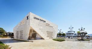 It was built on the ruins of ancient halicarnassus by the hospitallers, a crusading order, who occupied the site in 1402. Louis Vuitton Bodrum Geschaft Turkei Louis Vuitton