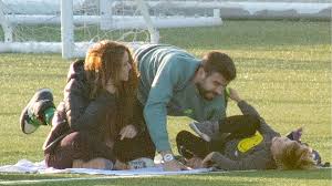 Although piqué could not travel to the super bowl, he still had plenty to celebrate. Shakira Y Gerard Pique Protagonizan Tierno Beso Durante Tarde Familiar