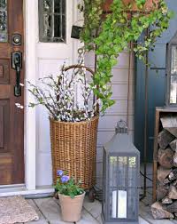Osterdeko Fur Draussen 40 Ideen Fur Den Garten Eingang In 2020 Spring Porch Decor Small Front Porches Designs Front Porch Decorating