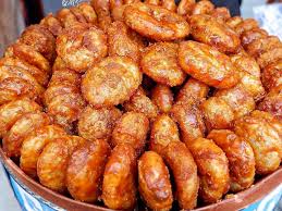 Campurkan terigu, gula dan garam bersama airnya (tuangi airnya sedikit demi sedikit). Nikmatnya 5 Gorengan Manis Khas Jawa Yang Cocok Buat Cemilan Pergikuliner Com