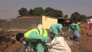 Je ne joue pas avec les femmes. Elle Pave Les Rues De Conakry Avec Du Plastique Recycle