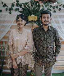 Baju couple tunangan menjadi salah satu komponen yang perlu diperhatikan. 30 Model Kebaya Lamaran Hijab Simpel Modern Muslimah