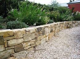 20 Idees Pour La Construction D Un Mur De Jardin Mur De Jardin Jardiniere En Pierre Muret De Jardin