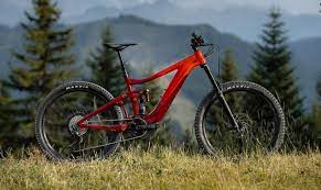 Today i will be reviewing the 27.5 2020 giant reign 2, highlighting the specs of the bike as well as it's pro's and cons. S Tec Sports
