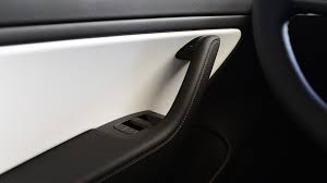 According to tesla's model 3 reservation faq page, the white interior option won't be available until fall 2017. all model 3 orders placed today comes with the standard black synthetic leather interior. Das Tesla Model 3 Performance Im Test Autofilou