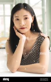 Une femme chinoise se reposant sur la tête à l'intérieur d'un salon dans le  musée d'art walters de baltimore maryland Photo Stock