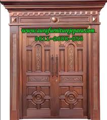 Untuk menunjukkan kesan elegan, biasanya model pintu ayun didesain dengan pintu pivot diaplikasikan tanpa kusen, memberikan desain yang lebih elegan dan modern. Model Kusen Pintu Jati Klasik Mewah Ukir Berkualitas Aura Furniture Jepara Aura Furniture Jepara