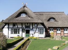 Ferienhauser Mit Schilfdach An Der Ostsee Schilfdach Englische Landhausgarten Ferienhaus