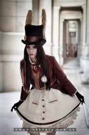 Alicia (mia wasikowska), una joven de 19 años, acude a una mansión victoriana para asistir a una fiesta de la alta sociedad. Log In Tumblr Halloween Disfraces Disfraces Carnaval Disfraces Para Chicas