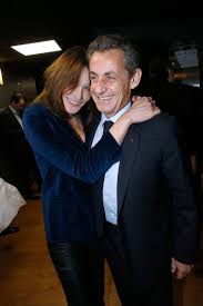 Venu avec deux de ses chiens, clara et dumbledore,nicolas sarkozy a fait le plaisir aux lectrices d'interrompre la rencontre quelques instants. Carla Bruni Et Nicolas Sarkozy Retour Sur Une Love Story Loin D Etre Evidente