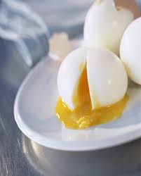 œufs Mollets Florentine Pour 6 Personnes Recettes Elle A Table Recette Comment Cuire Des Oeufs Cuire Un Oeuf Recette Oeuf Mollet