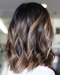 60 Looks Avec Des Reflets Caramel Sur Les Cheveux Bruns Et Brun Fonce Cheveux Bruns Balayage Cheveux Courts Idee Couleur Cheveux