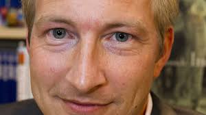 Demmink gaat in de aanval