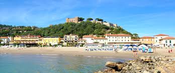 Cancellino con ingresso sul giardino, patio esterno vivibile, soggiorno con cucina a vista , disimpegno , due camere matrimoniali e bagno con doccia e finestra. Appartamenti In Affitto A Castiglione Della Pescaia Le Galere Vacanze