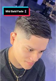 That fresh fade feeling 🔥💈 The best comb over with mid fade blends  seamlessly, creating a polished look. Opting for a mid fade comb over short  top helps avoid bulkiness