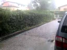 Intorno alle 15.30 il cielo che al mattina era quasi sereno si è improvvisamente oscurato, e da cielo per qualche minuto sono piovuti chicchi di grandine grossi quasi come albicocche. Video Meteo Grandine Castelnuovo Del Garda Vr Ilmeteo It