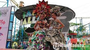 Daftar isi daur ulang, salah satu cara bijak untuk penanganan limbah saat ini, sudah ada gaun daur ulang dari sampah, lho! Desainer Asal Batu Sulap Sampah Daur Ulang Jadi Gaun Mewah Di Fashion Recycle Tribun Madura