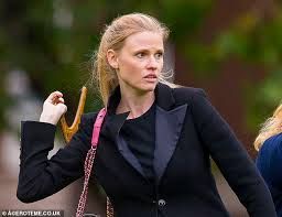 David walliams' model ex wife lara stone, 38, became engaged to her boyfriend property developer david grievson, last year and is said to be enjoying the fact it's not in the public eye. Dutch Model Lara Stone 36 And Her New Lover Use A Boomerang In The Park Aktuelle Boulevard Nachrichten Und Fotogalerien Zu Stars Sternchen