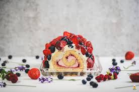 Die biskuitrolle kann je nach geschmack ganz leicht variiert werden, schmeckt aber immer ausgesprochen lecker. Sommerliche Biskuitrolle Mit Frischen Beeren Backina