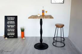 Le design élégant de la table haute en fait un accessoire intemporel pour votre espace de vie. Table Haute De Bistrot Carree 70 Cm