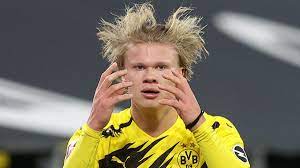 On the touchline, lucien favre blows his cheeks out hard. 1pd6ugdg Rlr M