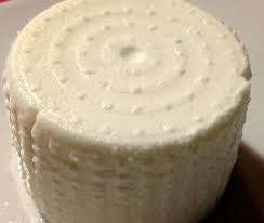Per la preparazione della ricotta è essenziale aver preparato precedentemente un formaggio (mozzarella fatta in casa) e aver estratto il siero. Ricotta Fatta In Casa Facile E Veloce Ladyblitz