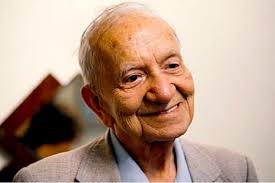 Eu moro em mim. Deixo sempre as janelas entre-abertas pra sentir o sopro de  raros afetos. A porta?