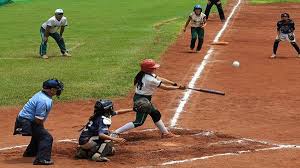 Chica adolescente jugando softbol en juego organizado. Diferencia Entre Beisbol Y Softbol