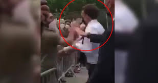 Macron 's security entourage quickly intervened to pull the man to the ground and move macron away from him. Gzybjb6 Ysnnxm