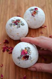 Badekugeln Selber Machen 10 Einfache Und Coole Rezepte Badekugeln Selber Machen Badebombe Rezepte Badekugeln
