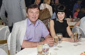 Potkají zde popelku, která po princi hodí sněhovou kouli. V Realite Ziadna Rozpravka Popelka Safrankova A Princ Travnicek Sa Nerozpravaju Kvoli Tomuto Topky Sk